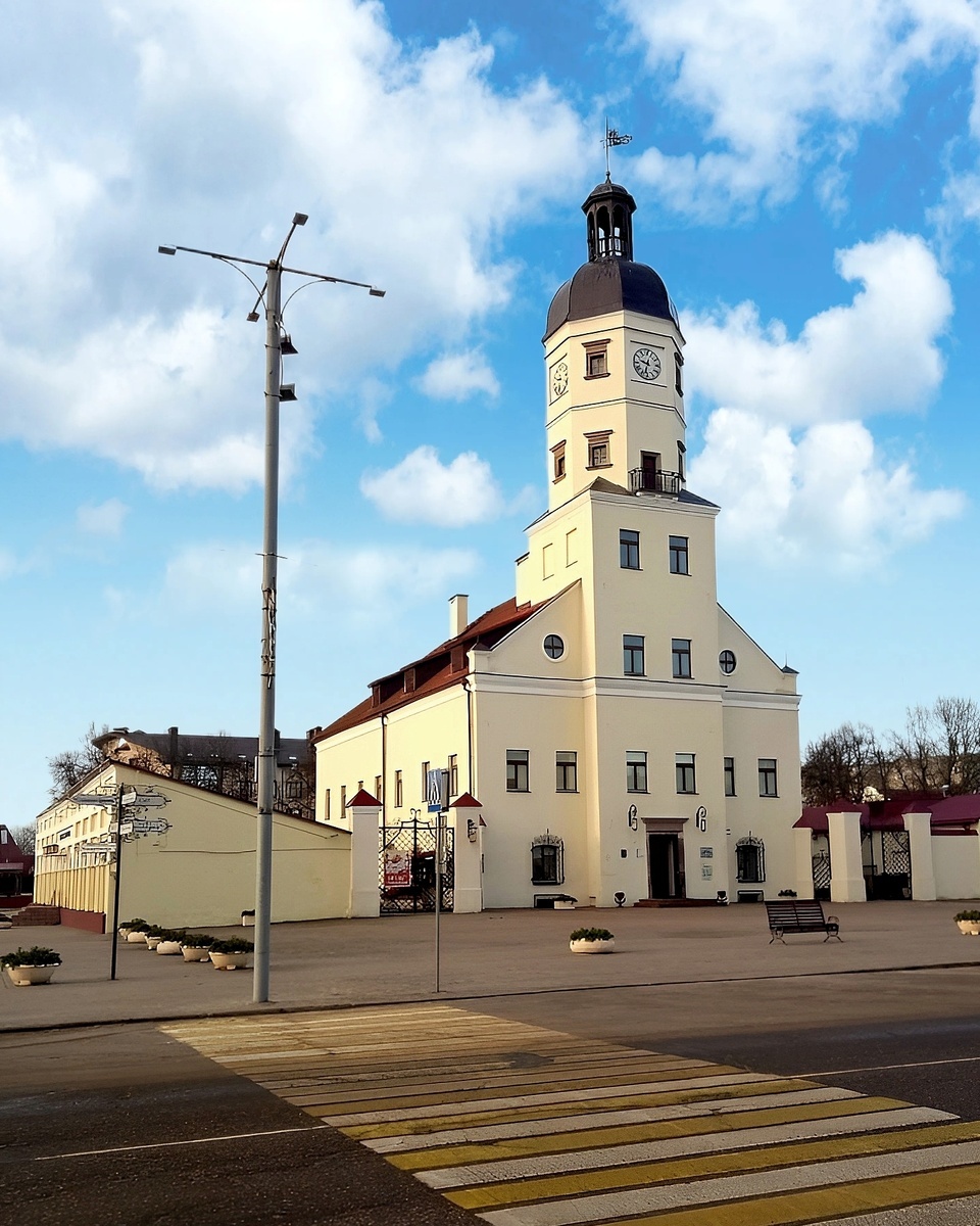 Центральная ратуша, построенная в 1596 году, служила кабинетом бургомистра, магистратом, залом суда, казной и архивом. После пожара в Северной войне была восстановлена в стиле барокко в 1752 году, а затем обновлена к приезду короля Станислава Понятовского в 1784 году. В эпоху Российской империи в здании заседала городская дума. Ратуша пережила пожар 1836 года и была восстановлена в 1990-е годы, вернув свой облик конца XVI века.