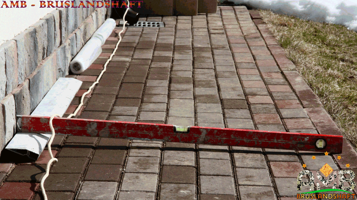 отклонение мощения- heaving of the blind area with soils