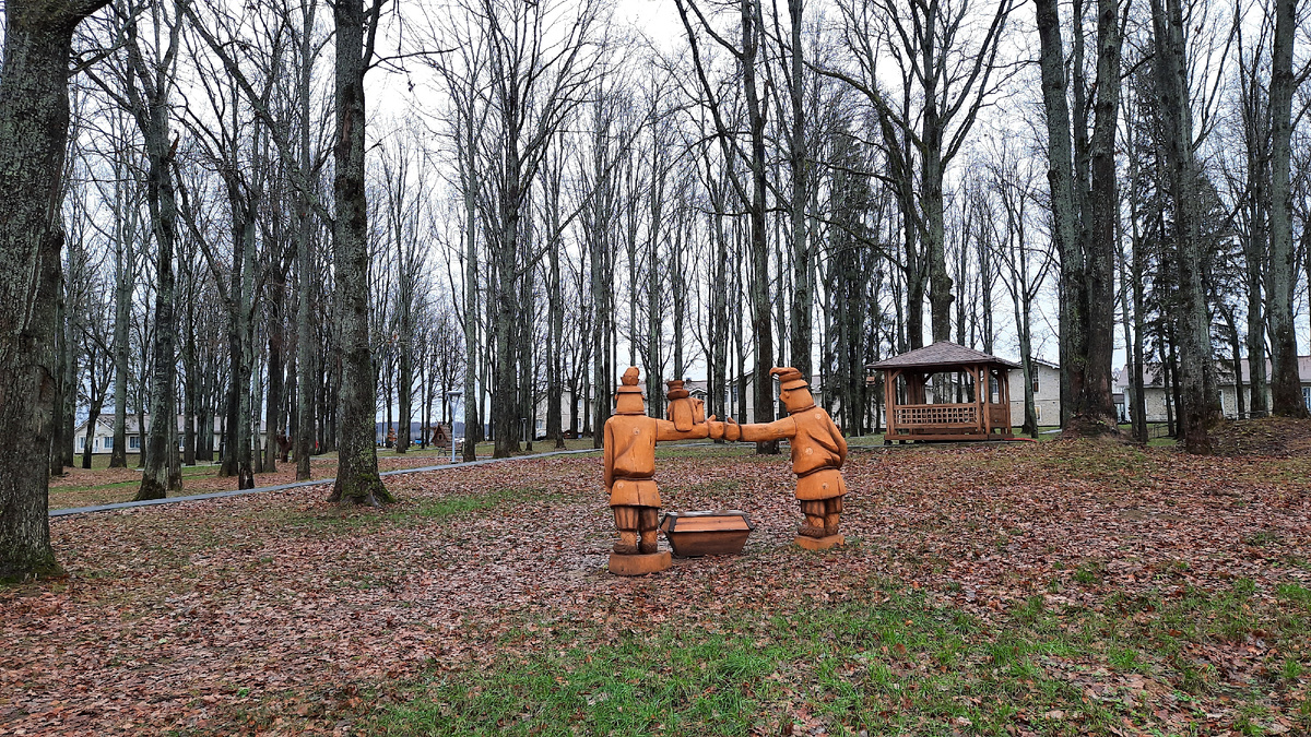 А эти, Двое из ларца, выскочили задом наперёд и как-будто не при делах. Нет уж, Голубчики, всё равно исполните моё желание... ))