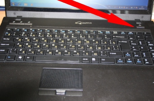 На данной картинке показана кнопка включения ноутбуку справа. В зависимости от модели ноутбука, она может быть как справа, так и слева. 