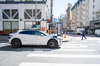 Роботакси США впервые выходят на автомагистрали. Waymo получила разрешение на передвижение по таким дорогам  📷
