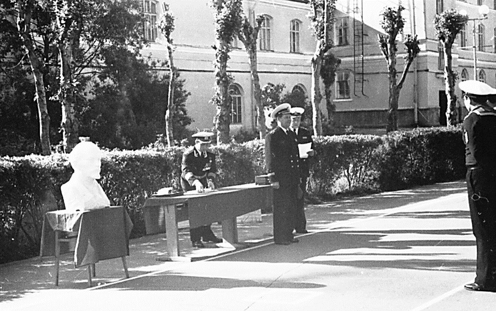 №1. Зрителей нет. 