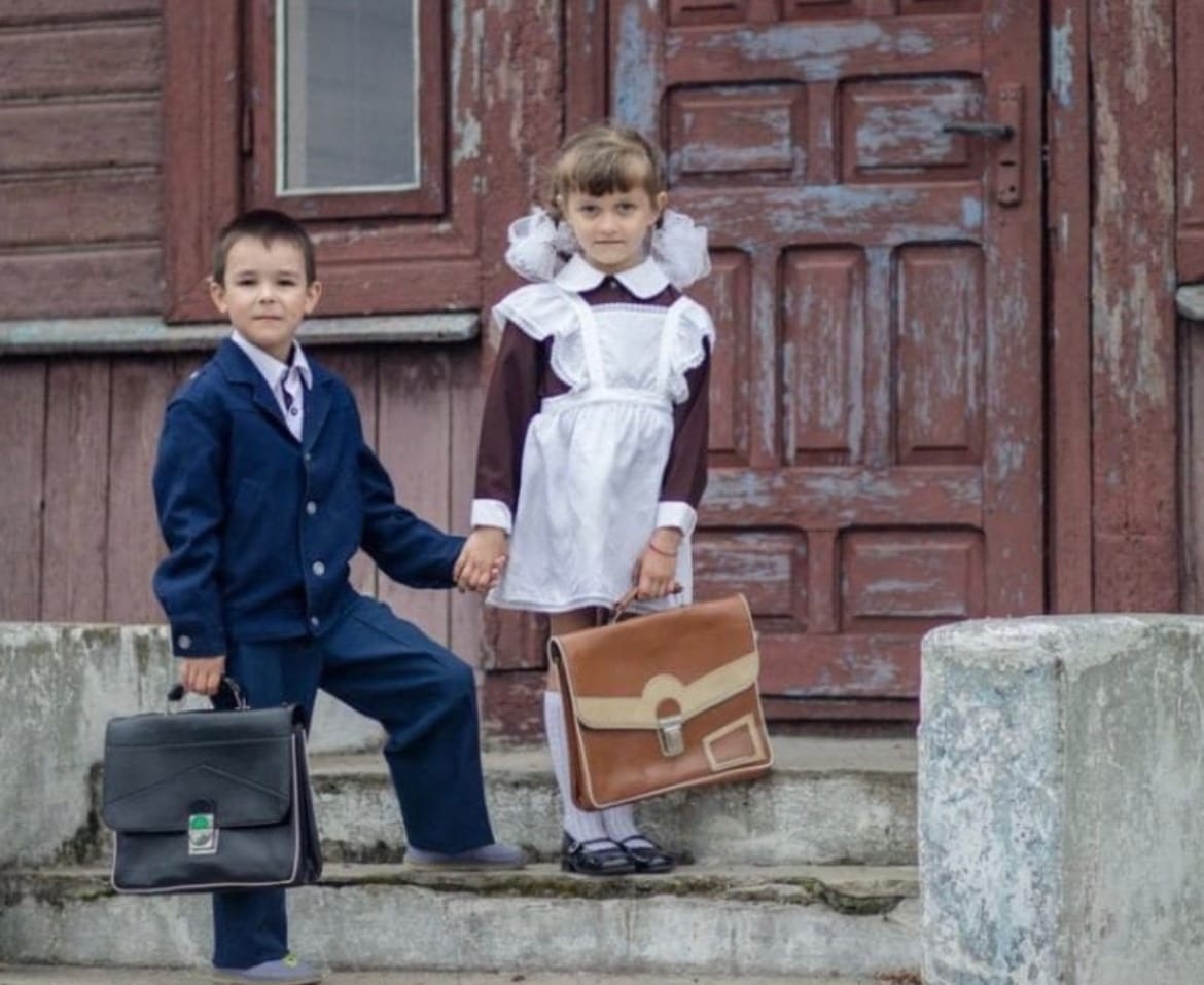 Стилизованное архивное фото. Использование брендов и товаров в кадре не подразумевает рекламы или одобрения со стороны правообладателей. Изображение создано для передачи культурного и ностальгического контекста эпохи.
