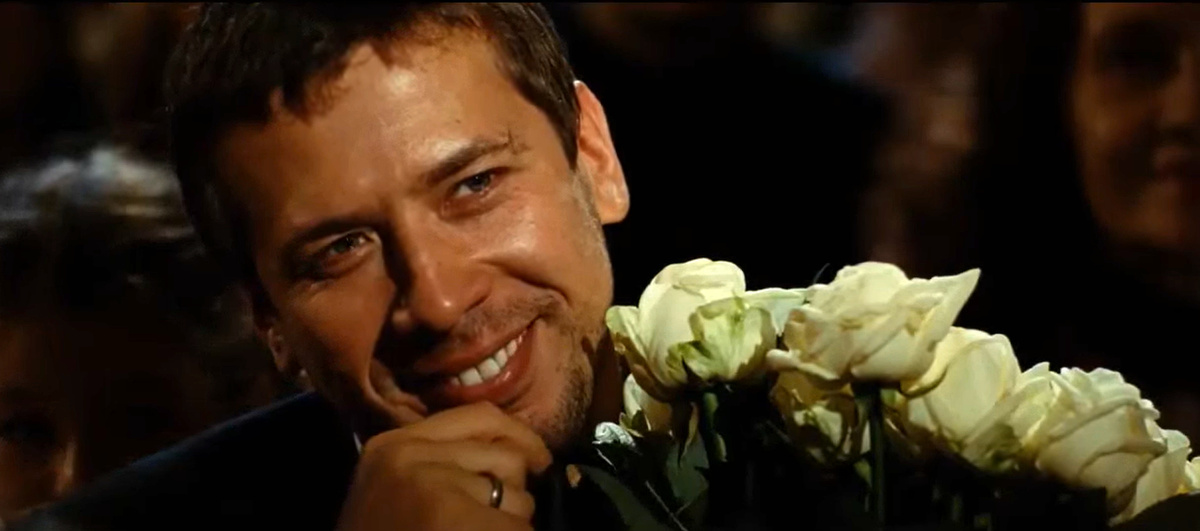 Кадр из кинофильма "Качели", 2007 г., режиссер Антон Сиверс, сценарист Аркадий Тигай, композитор Святослав Курашов (скриншот)