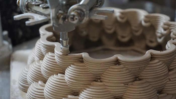 Пример печати глиной вазы. Обратите внимание на слоистость и проседание «колбасок» внутри вазы