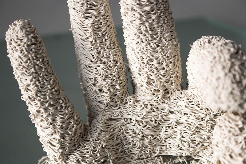 Пример печатного арт-объекта, в котором провисание «колбасок» используется как художественный элемент