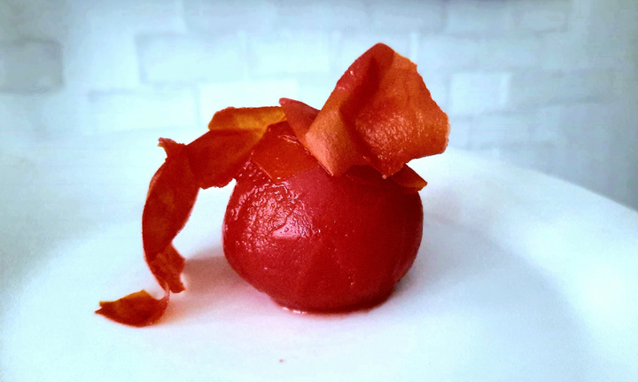 Фото автора. Томат держит форму даже без кожицы.