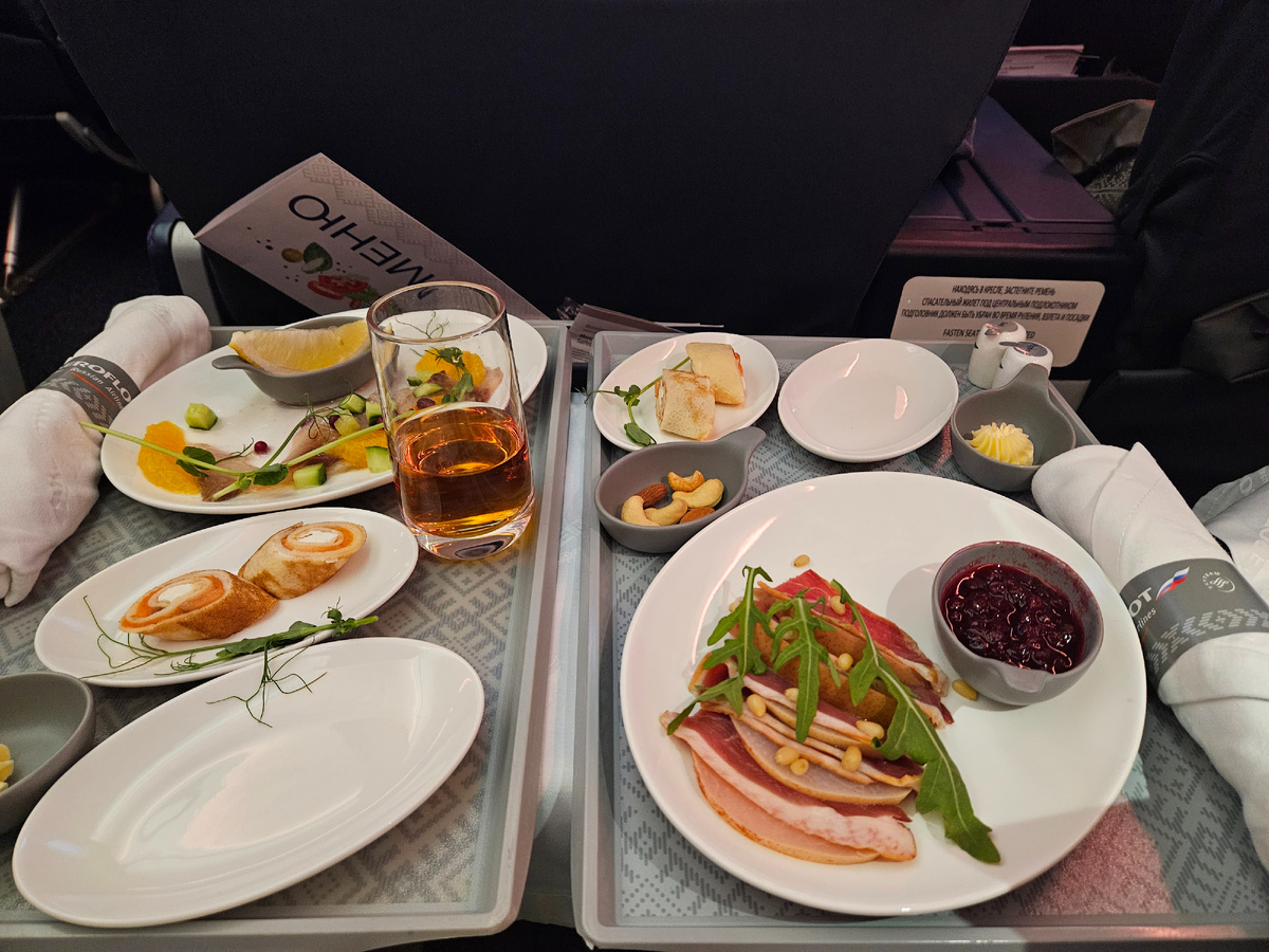 Питание на борту,а точнее - закуски перед основным блюдом 