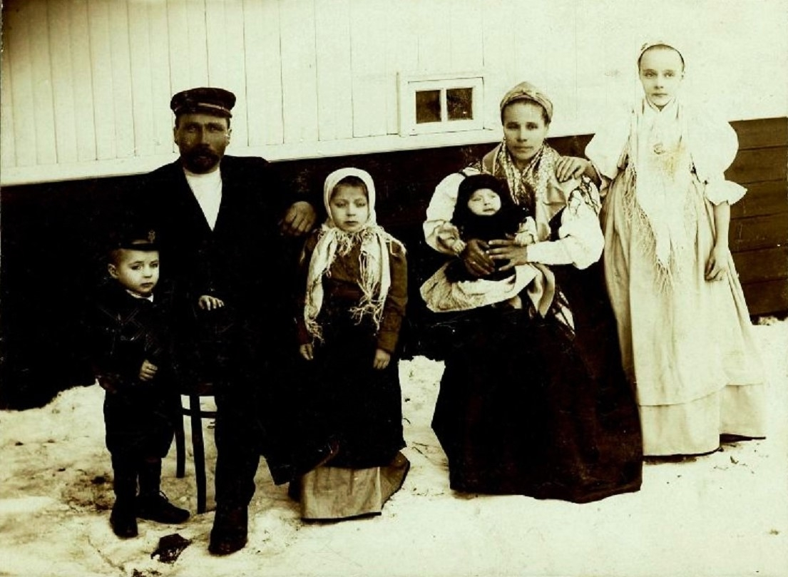 Семья помора Алексея Григорьевича Постникова, жителя Колежмы Кемского уезда Архангельской губернии. 1915 год. "Мурманский областной краеведческий музей".