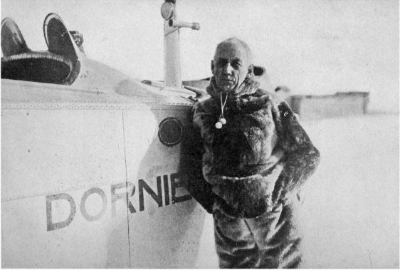 Руаль Амундсен перед вылетом к полюсу в 1925 году