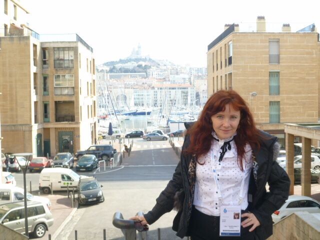 Елена Бизина во время лекции задала слушателям любопытный вопрос. 20 % населения Земли страдает от нехватки железа в организме. Почему бы тогда не восполнять эту нехватку с помощью воды, например водопроводной, в которой зачастую (в городах) бывает повышено содержание железа? Дело в том, что человеку нужно двухвалентное железо, а железо в воде, придающее ей ржавый цвет, - трехвалентное. фото: из личного архива Елены Бизиной