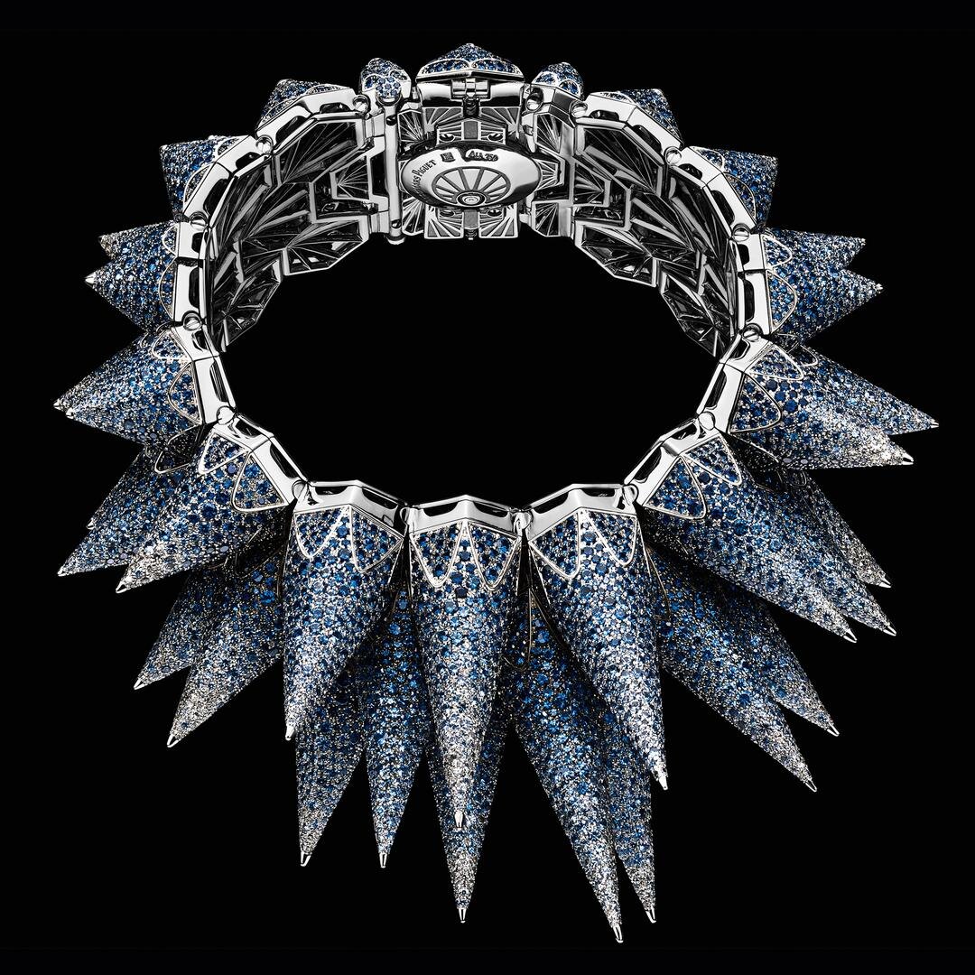 Часы Diamond Outrage с секретом, украшенные взрывными шипами, покрытыми бриллиантами или сапфирами, завершают трилогию часов высокого ювелирного искусства в стиле панк от Audemars Piguet (POA).