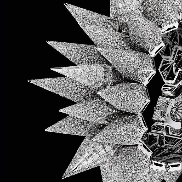 Шипы Diamond Outrage инкрустированы 9923 бриллиантами классической огранки, выполненными в технике «снежной закрепки», а еще 354 камня багетной огранки установлены с помощью невидимой закрепки (POA).