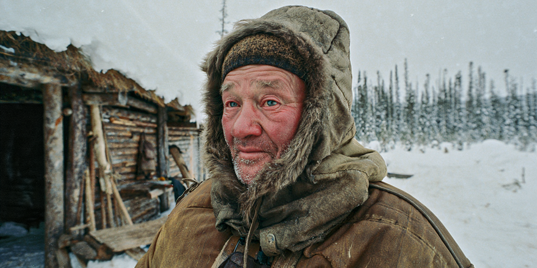 «Домой по тайге тащила собака»: семья 30 лет искала брата, а он все эти годы жил в лесной землянке