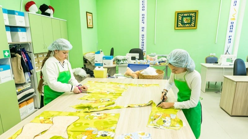    «Уроки заботы»: школьники Сургутского района шьют для участников СВО