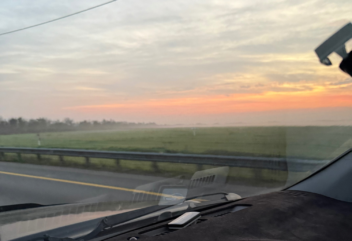 Рассвет. Легкий туман. Дорога. Надежда)