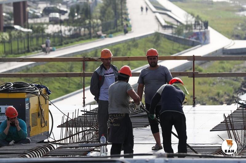    ЕАН. Мигранты на стройке