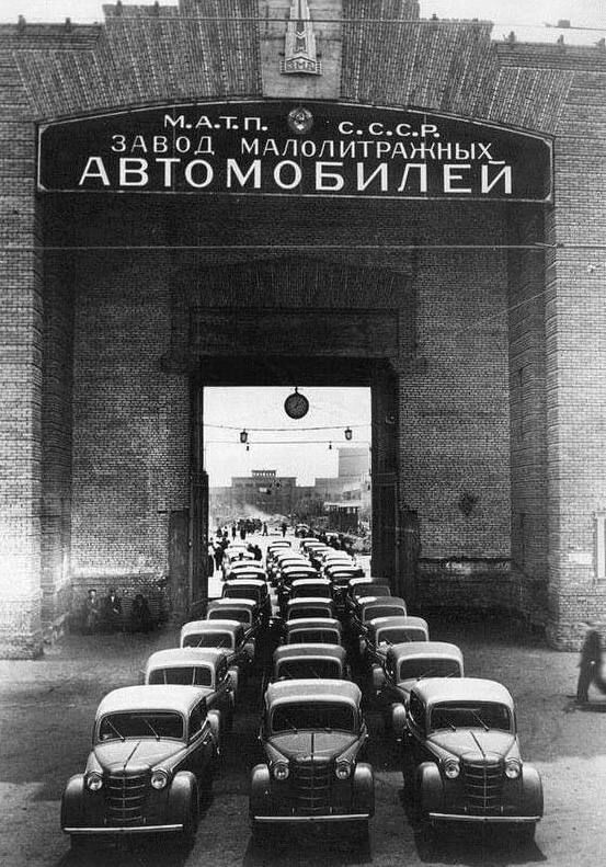 https://ch.pinterest.com/pin/1946-in-2025--694046992610423322/ Первая партия Москвичей, 1946 год
