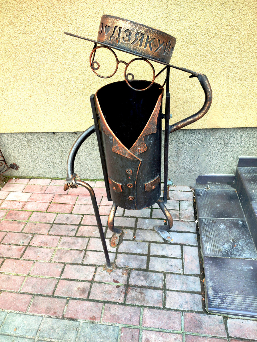 В этом месте даже урна привлекает внимание как настоящая достопримечательность.