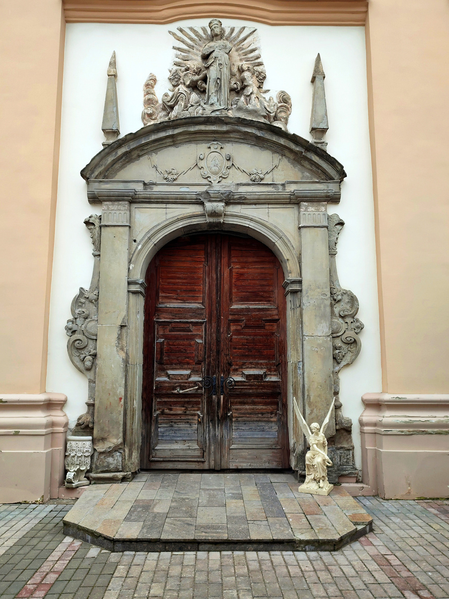 Портал главного входа.