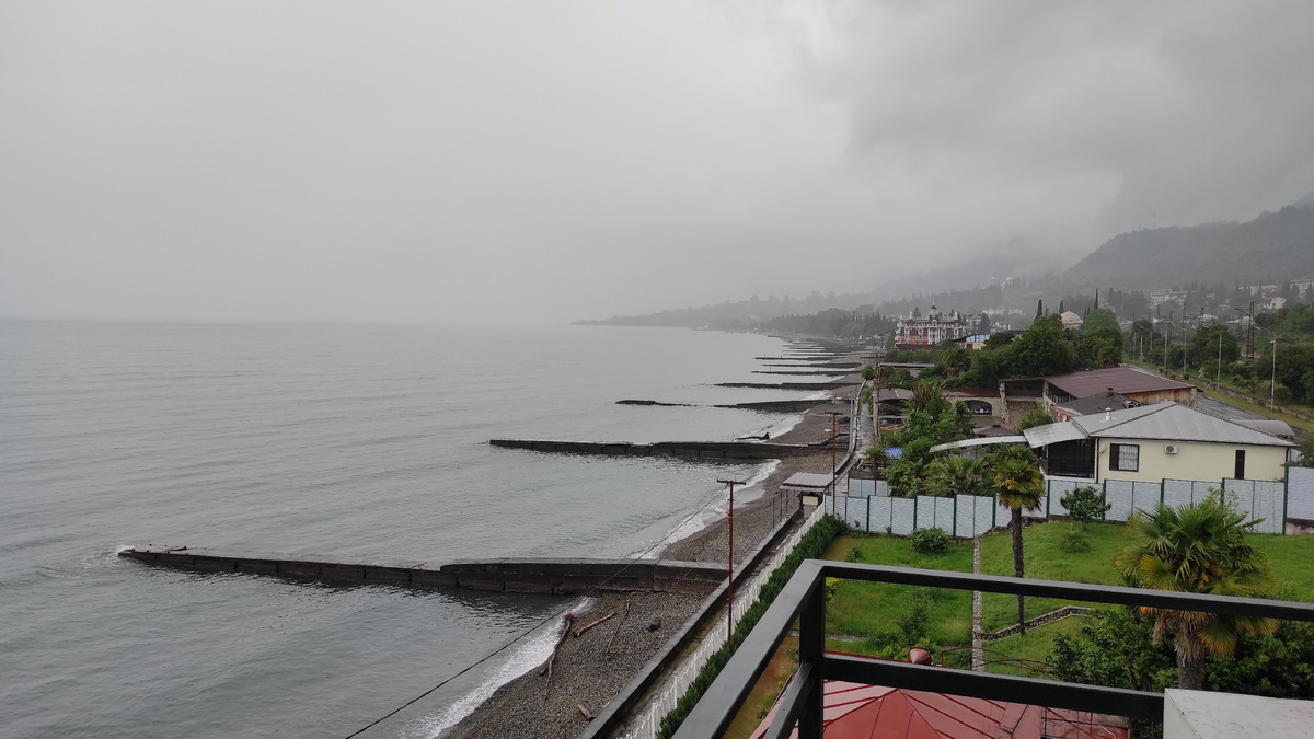 Черное море, берег в Абхазии. Фото: Кирилл Полиенко/Polienko: путешествуем вдвоём