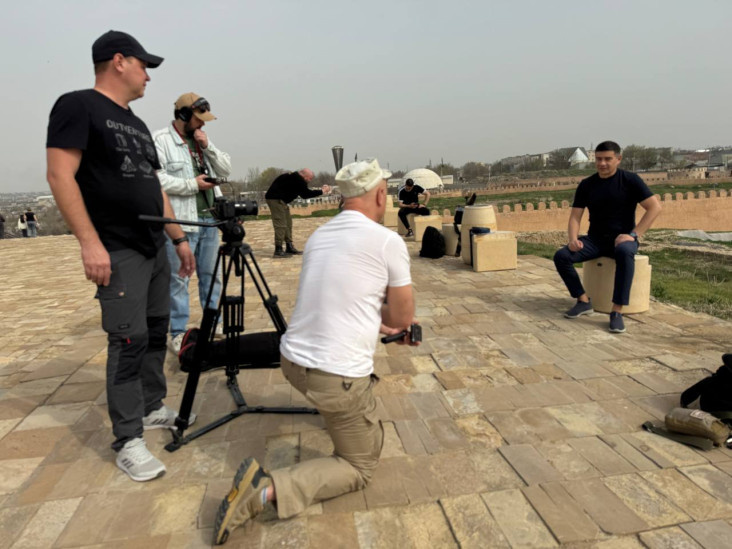 Денис Жарменов дает интервью в крепости Шымкент. Фото предоставлено Алексеем Никулиным