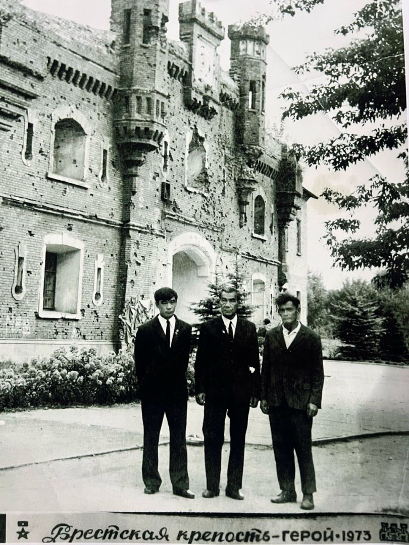 Касым Жарменов (по центру). Фото предоставлено Алексеем Никулиным