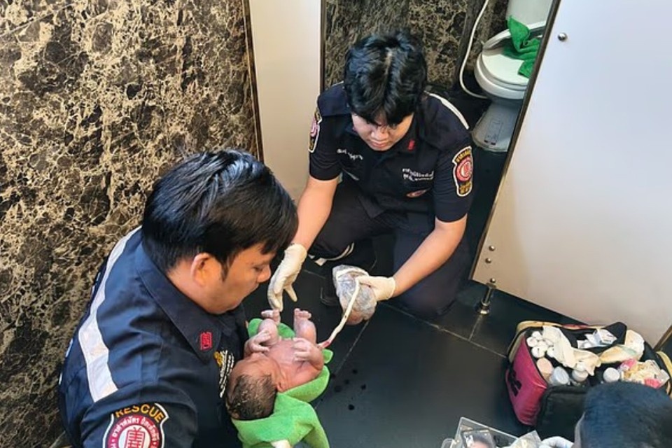    На место происшествия прибыла полиция, а ребенка доставили в больницу для обследования