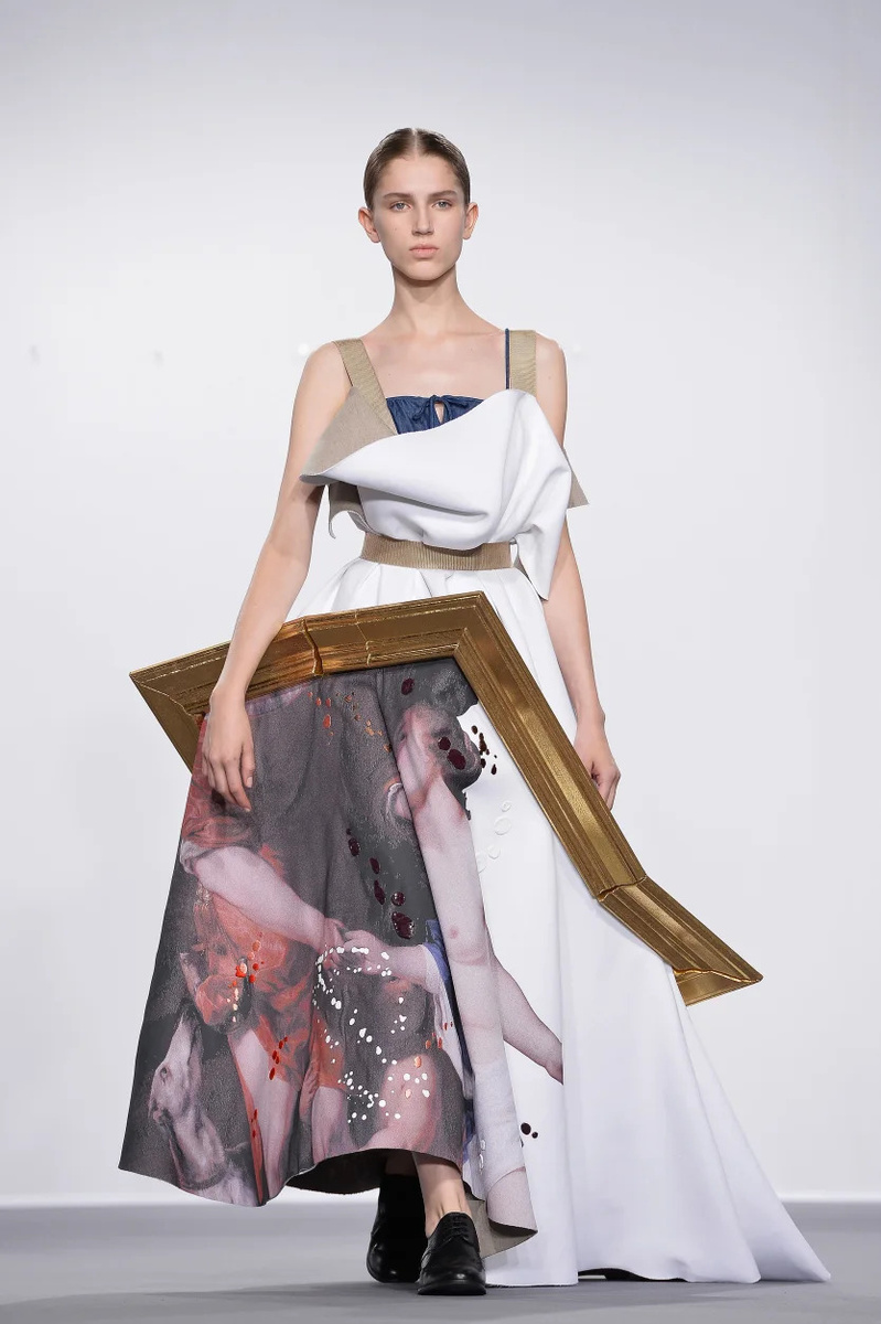Фото : «Дизайнеры на протяжении многих лет игриво исследуют взаимосвязь изобразительного искусства и моды. Шоу высокой моды Viktor & Rolf осень-зима 2015 было названо «Носимое искусство» (Wearable Art).» Pascal Le Segretain/Getty Images)