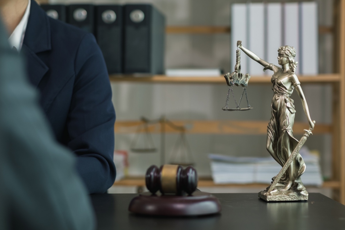 Korawat photo shoot / Shuttersock / FOTODOM📷В юридических организациях часто можно встретить образ Фемиды — древнегреческой богини, которая олицетворяет правосудие и неподкупность