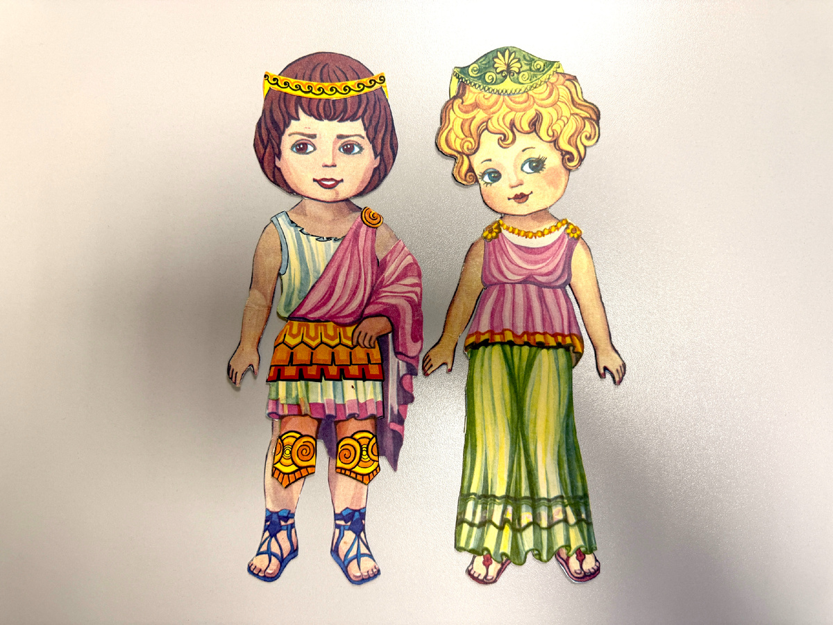 Так одевались в стране, где родились Олимпийские игры. Одежда состояла из двух частей: хитона и гиматия. это прямоугольные куски ткани, которые скреплялись пряжками