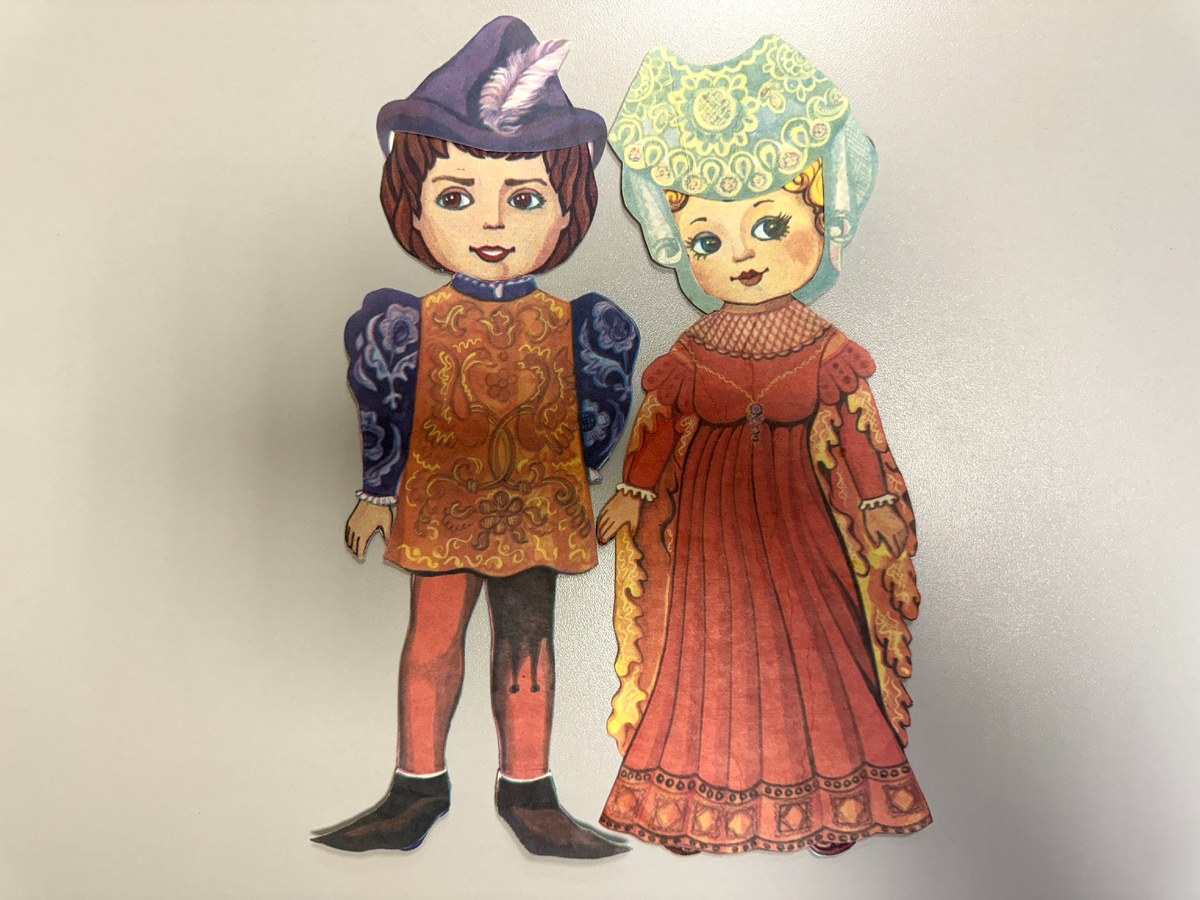 Мужчины Средневековья носили короткую тунику с плащём, чулки-штаны и обувь-пигаш. Женская одежда - удлинённая, с декоративными рукавами и высокий головной убор