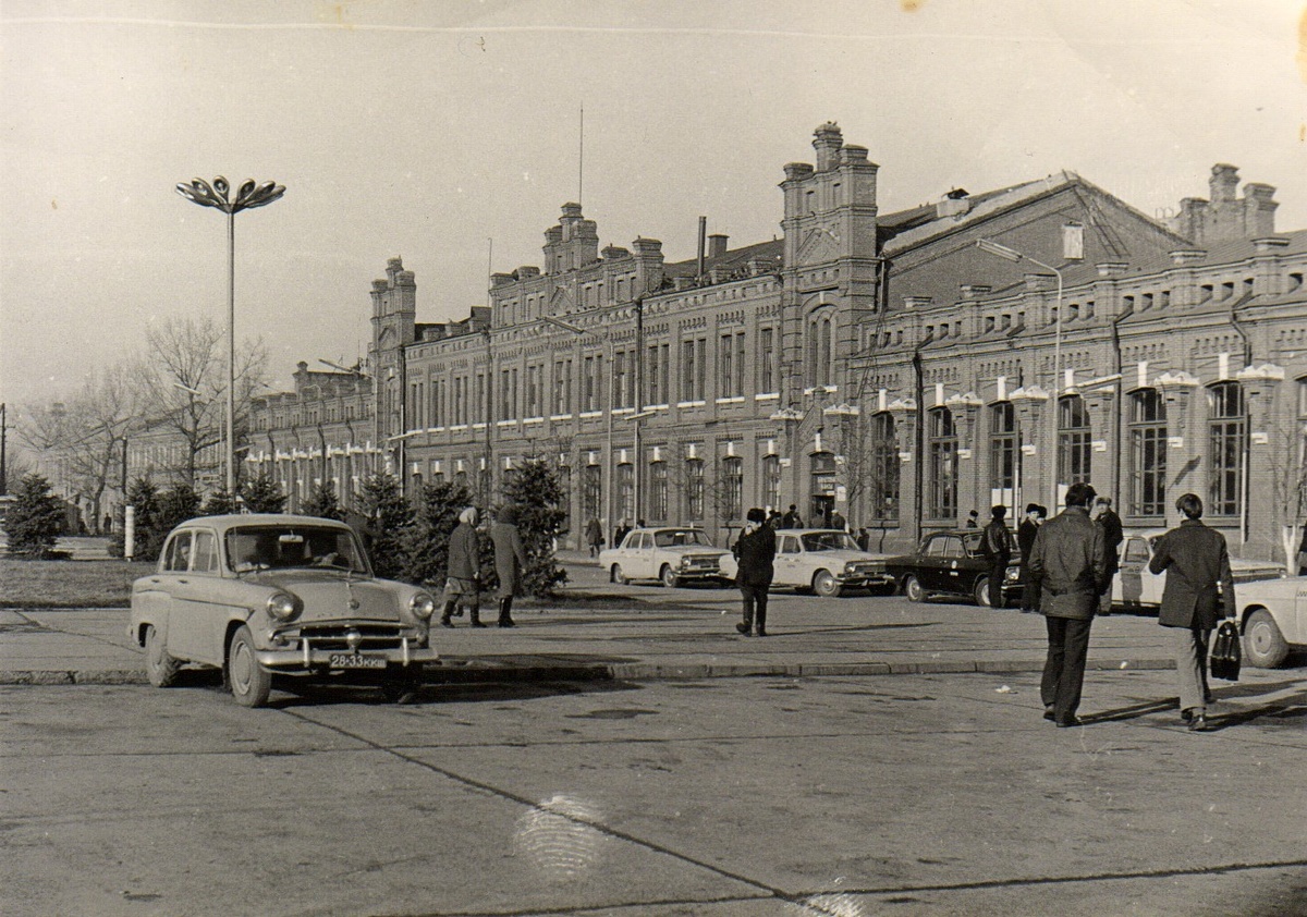 Железнодорожный вокзал станции "Кавказская". Фото с сайта pastvu.com