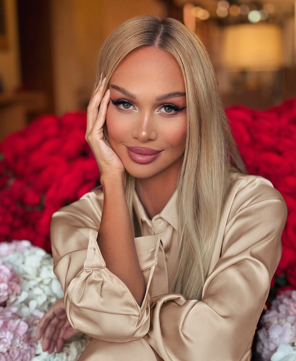 Поклонник завалил Викторию Лопырёву цветами!