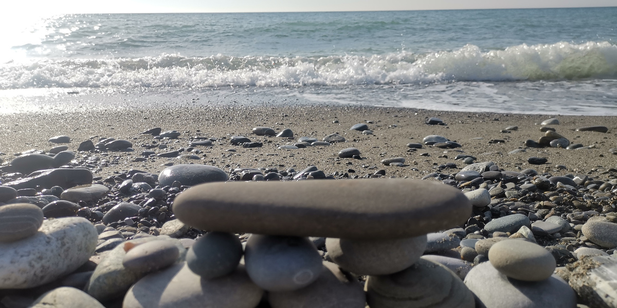 Камень на море