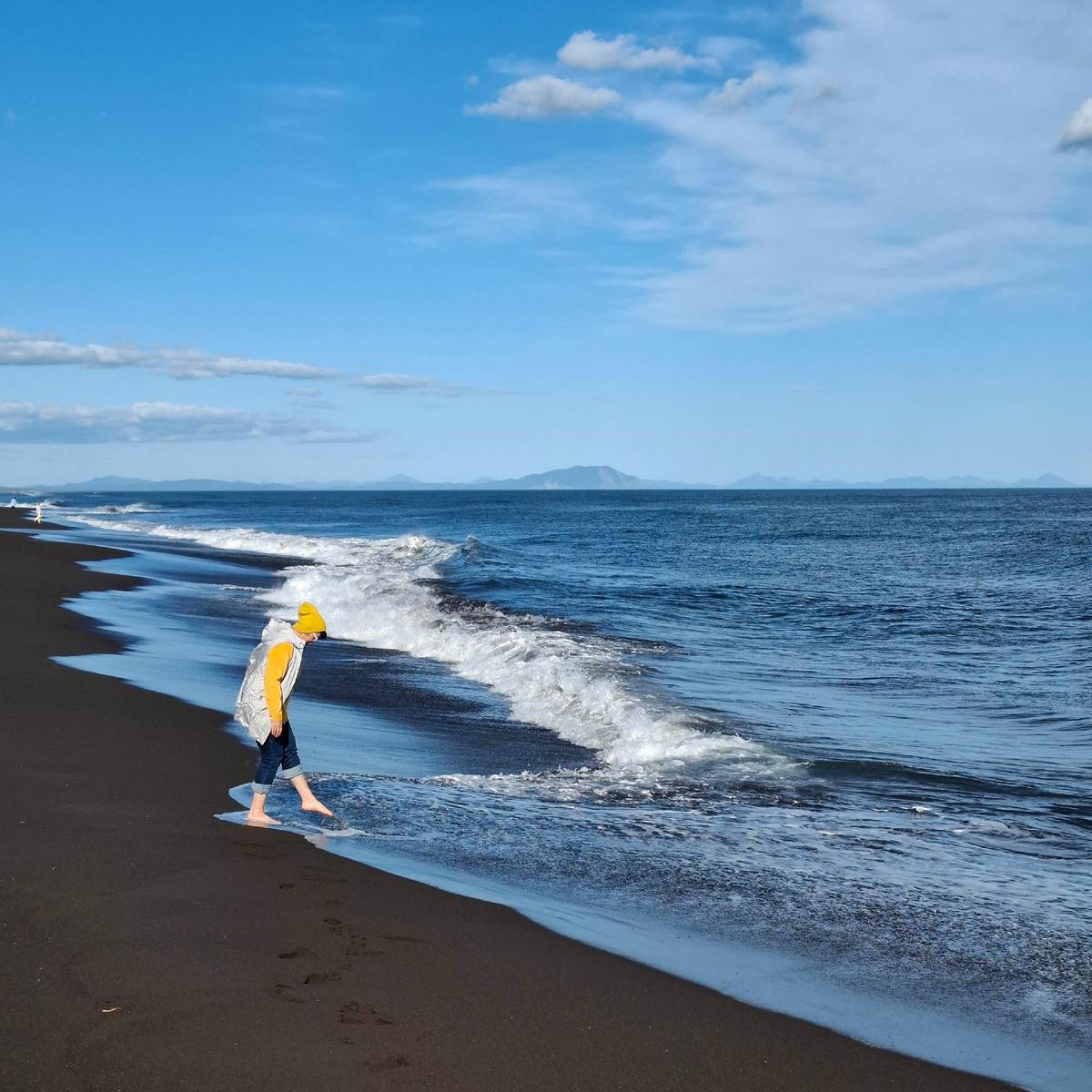 Камчатка. Халактырский пляж. Всегда мечтала побегать в полосе прибоя Тихого океана. Не знала, что надо мечтать о другом! Фото автора.