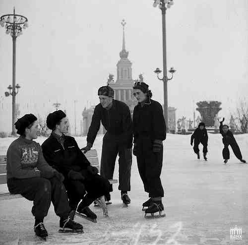 Каток на ВДНХ: история московской зимней сказки длиной в 70 лет