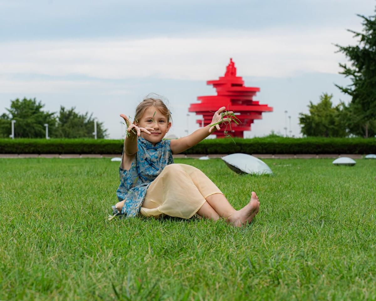 五四广场五月的风
(Wǔsì guǎngchǎng wǔ yuè de fēng)