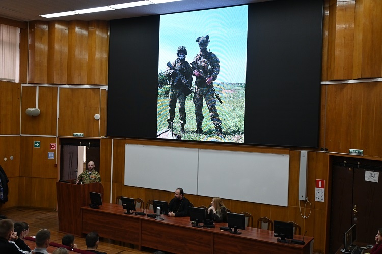 «Воин — это не тот, кто просто надел форму и взял автомат, а тот, кто силён духом. Без крепости веры дух не может быть крепким», — поделился Сабир Ахмедов. Он рассказал, как отправился на СВО, после вторжение ВСУ в Курскую область поехал на фронт защищать Родину и семью. Перед этим, после серьёзного ранения, он пошёл к отцу Илию за благословением, чтобы вновь вернуться на фронт. Благодаря его внутренней силе и вере в защиту, ни один товарищ в его контракте не погиб. Этот пример показывает, что настоящая победа — внутри, в крепости духа и веры, которые помогают преодолевать любые трудности и сохранять стойкость в самых сложных обстоятельствах.