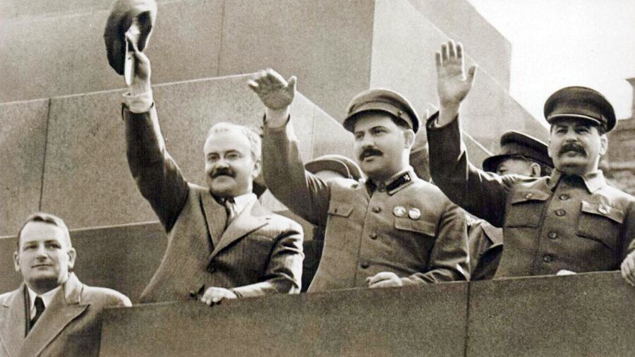 Вячеслав Молотов, Лазарь Каганович и Иосиф Сталин на трибуне Мавзолея. 1 мая 1936 года. Изображение из открытых источников.