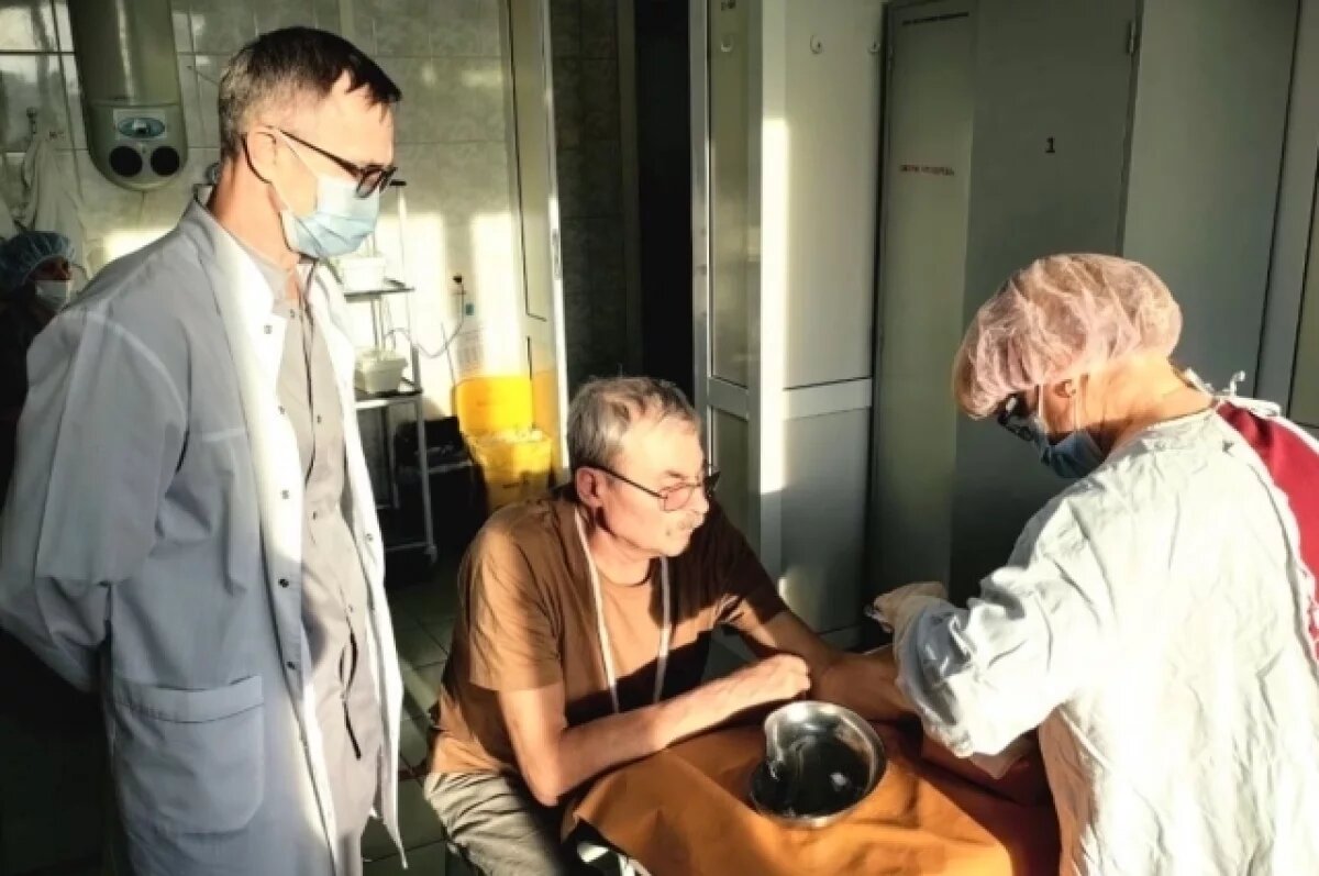    Пенсионер старательно соблюдает рекомендации врачей.