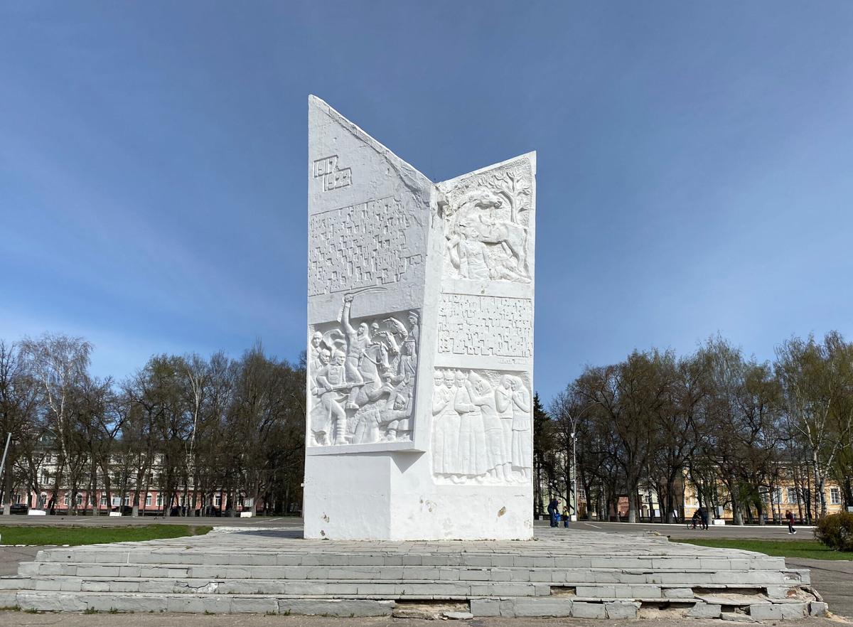 Памятник героям Октябрьской революции в Вологде