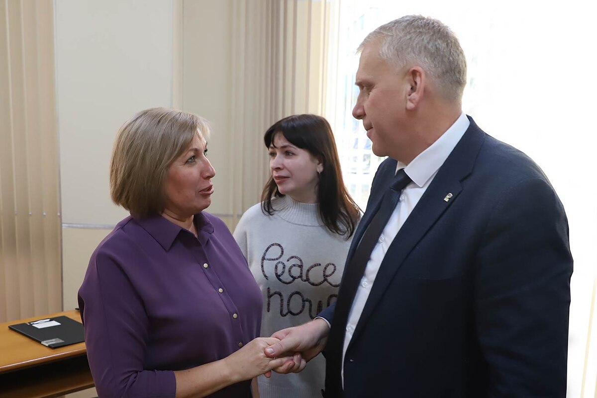 Галина ГАВРИЛОВА в числе других депутатов поздравила Константина КОВАЛЕВА с избранием на должность главы Канска. Фото Александра ВАСИЛЬЕВА.