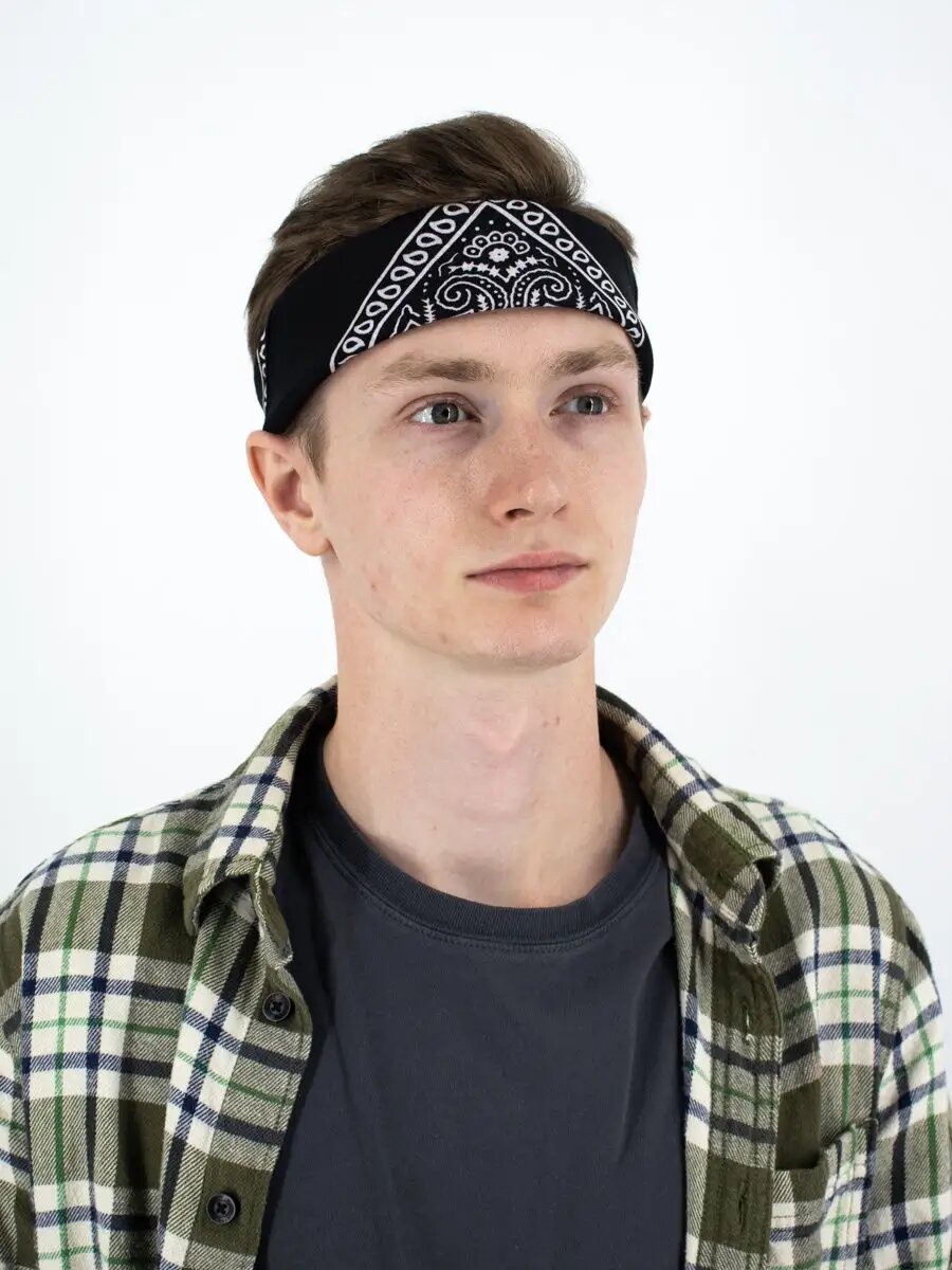 Изображение используется в исторических и культурных целях. Банданы как элемент одежды не являются товарным знаком. Фото стилизовано под архивные снимки эпохи. Не является рекламой.