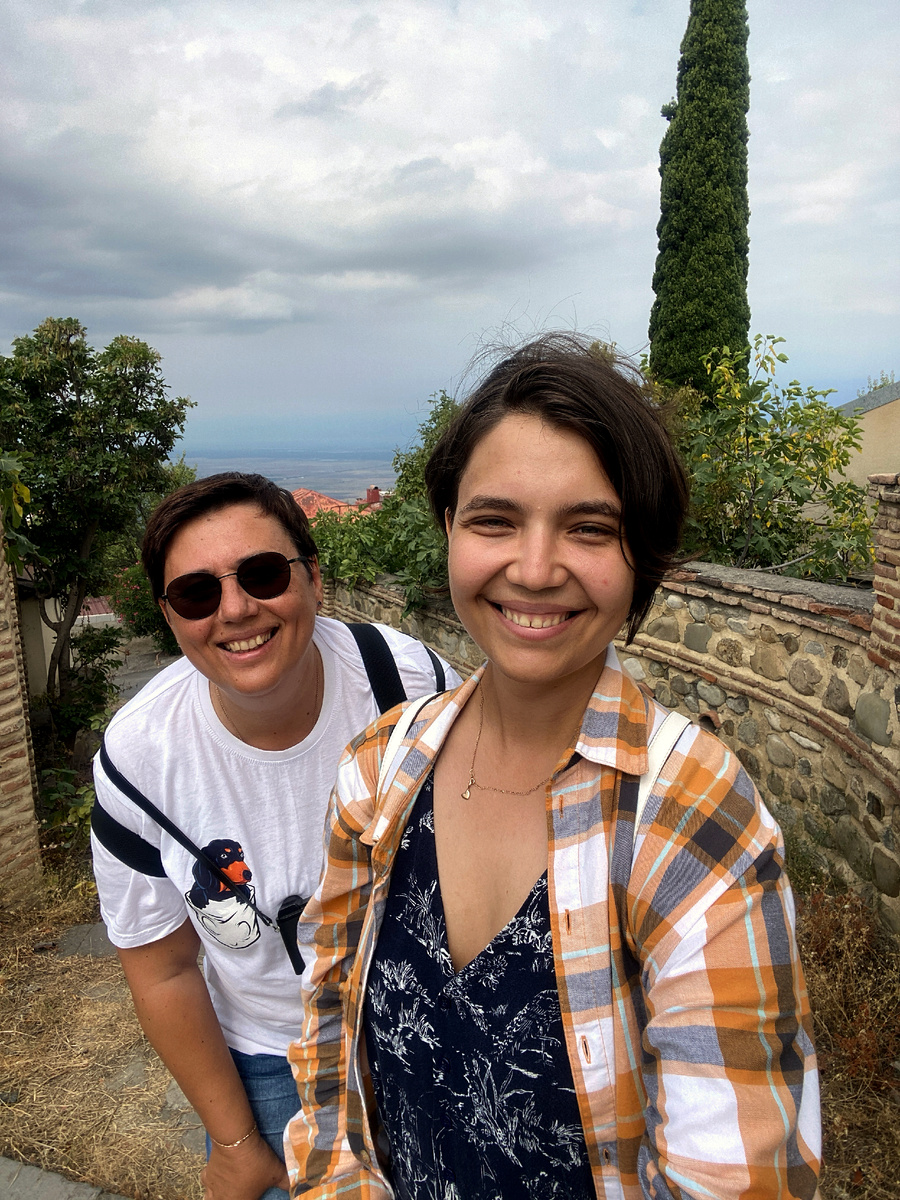 Где-то там, за нашей спиной, выращивается будущее Киндзмараули 🍷🍷. Фото из архива автора