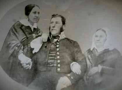 Иван Макке с женой Екатериной (сестрой Егора) и изображением покойной тещи на дагерротипе 1840-х. Изображение из открытых источников в интернете