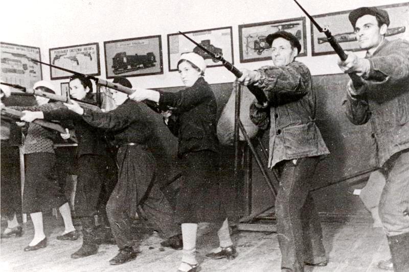 Учебное занятие истребительного батальоне Тихорецких железнодорожников. Источник Тихорецкий историко-краеведчепский музей.
