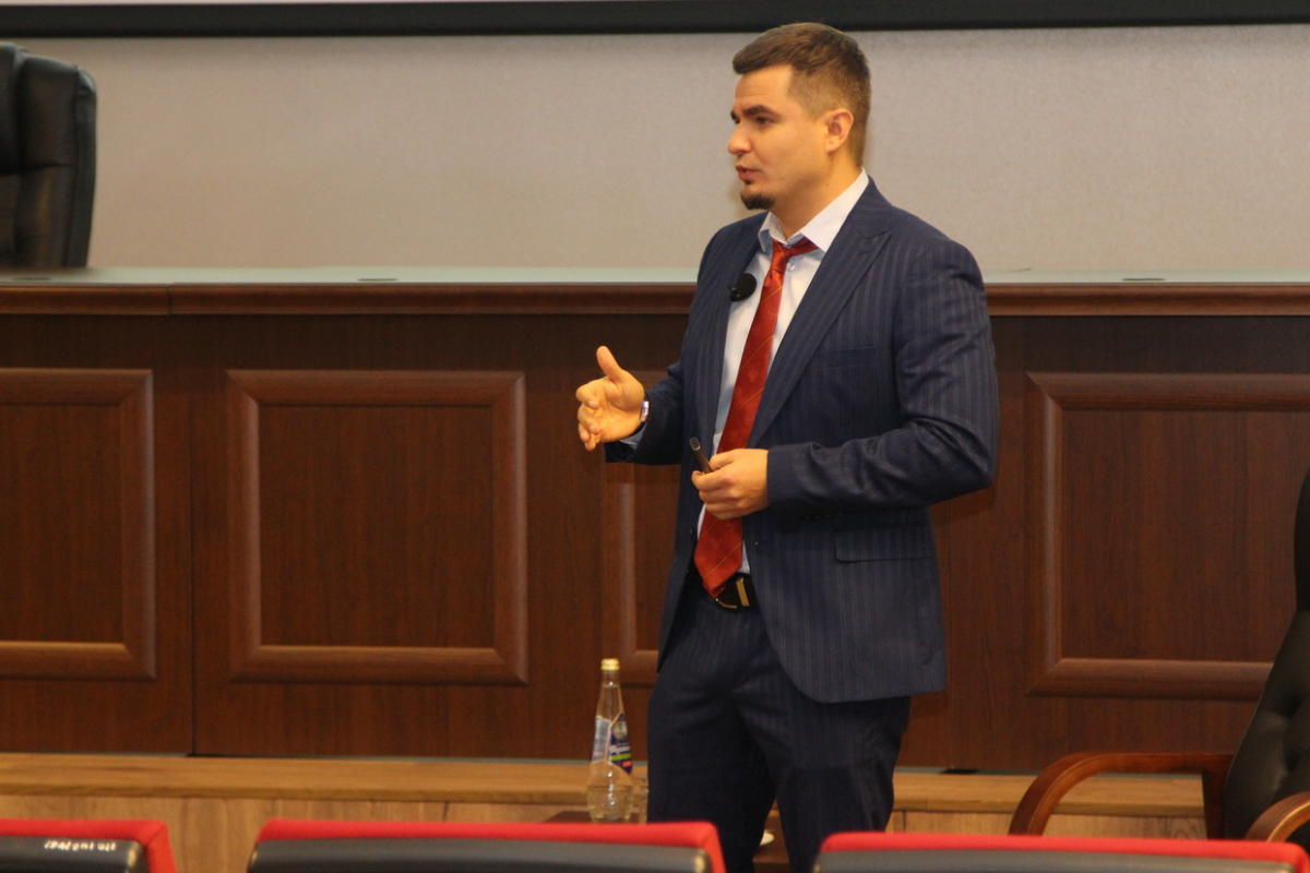    Лектором выступил зампредседатель Общественной палаты Нижнего Новгорода Роман Пермяков