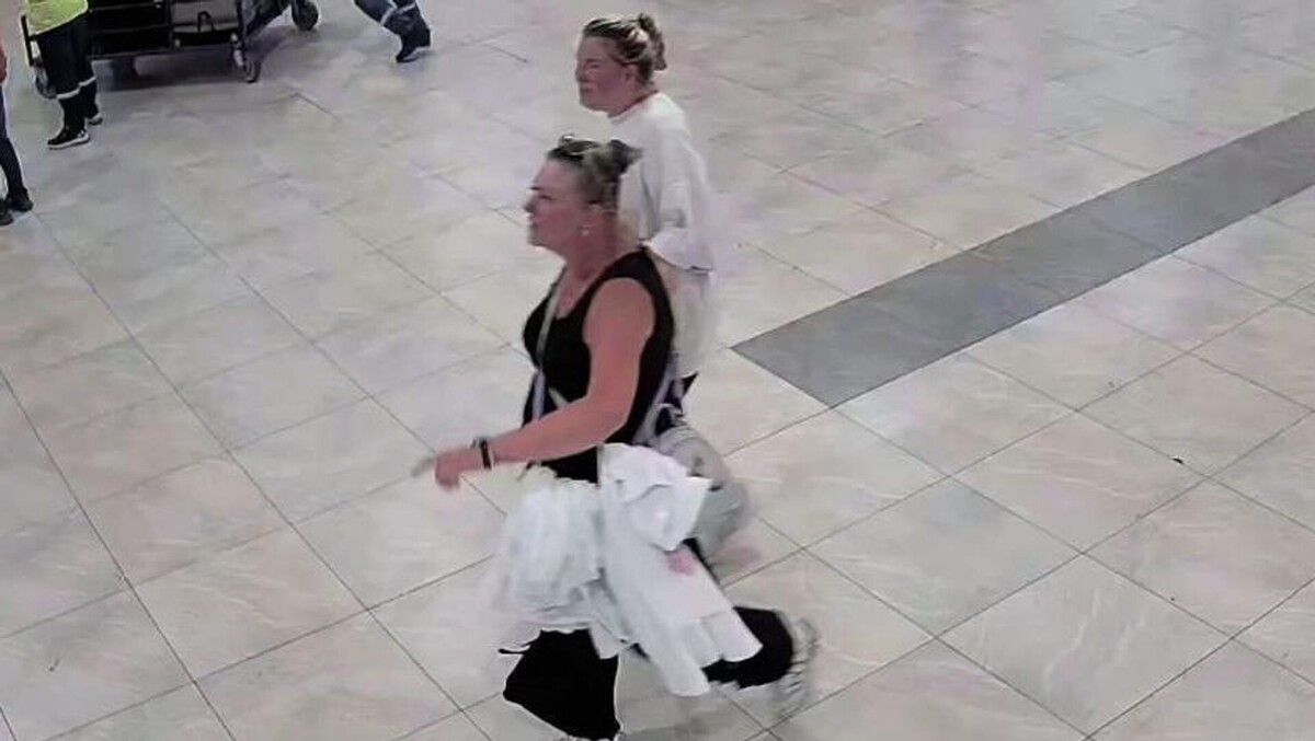 Екатерина и Елена в аэропорту