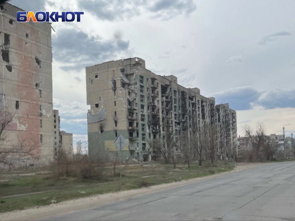    Разрушенная прилётом многоэтажка в ДНР